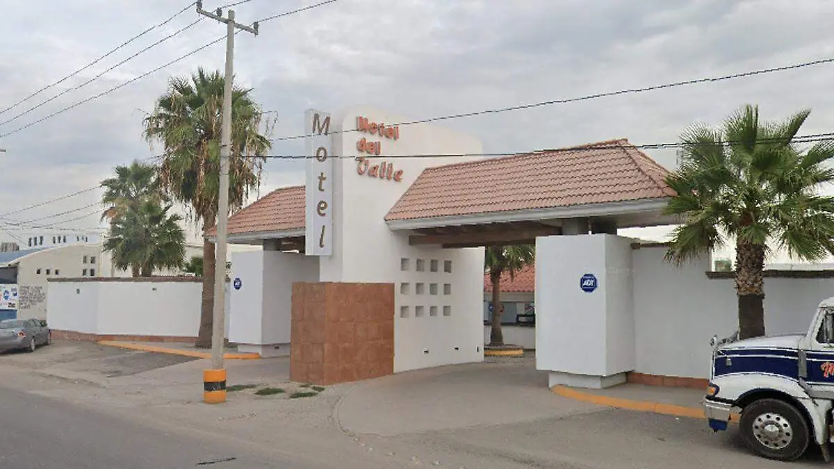 12 WEB Entra con otro hombre al motel y le roba el carro